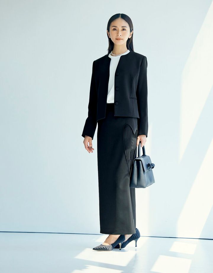 ジャケット3万9600円、ブラウス2万5300円、スカート4万9500（すべてザ ライナー／ザ カーター） パールネックレス1万6500円（ル ボンボン／フーブス） バッグ5万6100円（ヴァジック／ヴァジックジャパン） パンプス5万9400円（ネブローニ／ピモンテ）