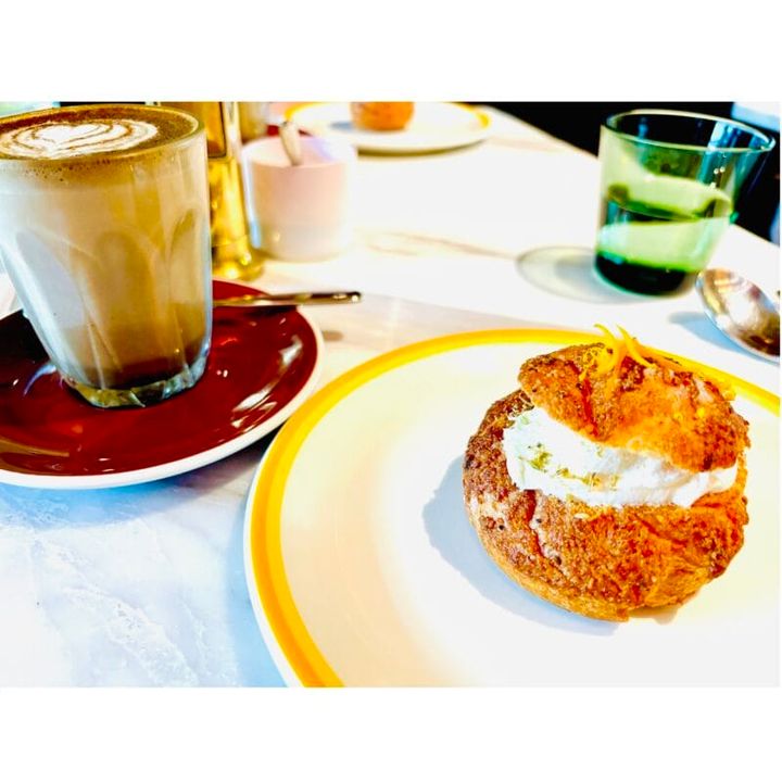 ほうじ茶ラテとシュークロッカン