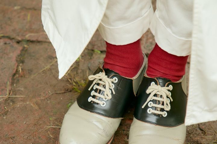 白で魅せるクリーンなムードがいい。”赤ソックス”がいつもの着こなしをアップデート【ファッジウィークエンド ファッションスナップ】