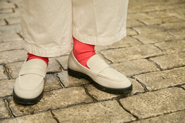白で魅せるクリーンなムードがいい。”赤ソックス”がいつもの着こなしをアップデート【ファッジウィークエンド ファッションスナップ】