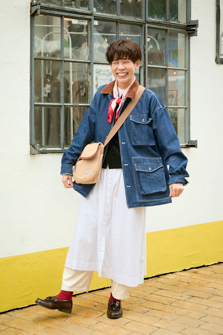 白で魅せるクリーンなムードがいい。”赤ソックス”がいつもの着こなしをアップデート【ファッジウィークエンド ファッションスナップ】