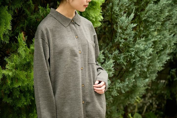 白で魅せるクリーンなムードがいい。”赤ソックス”がいつもの着こなしをアップデート【ファッジウィークエンド ファッションスナップ】