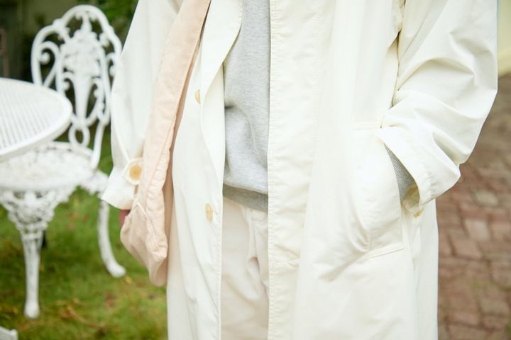 白で魅せるクリーンなムードがいい。”赤ソックス”がいつもの着こなしをアップデート【ファッジウィークエンド ファッションスナップ】