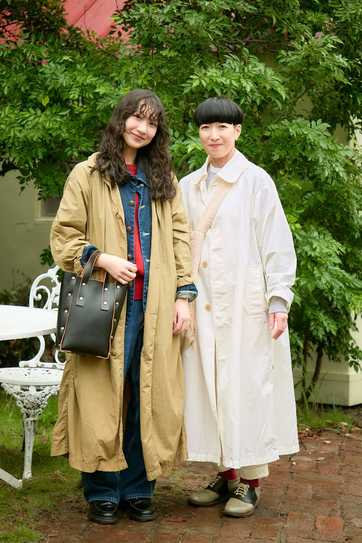 白で魅せるクリーンなムードがいい。”赤ソックス”がいつもの着こなしをアップデート【ファッジウィークエンド ファッションスナップ】