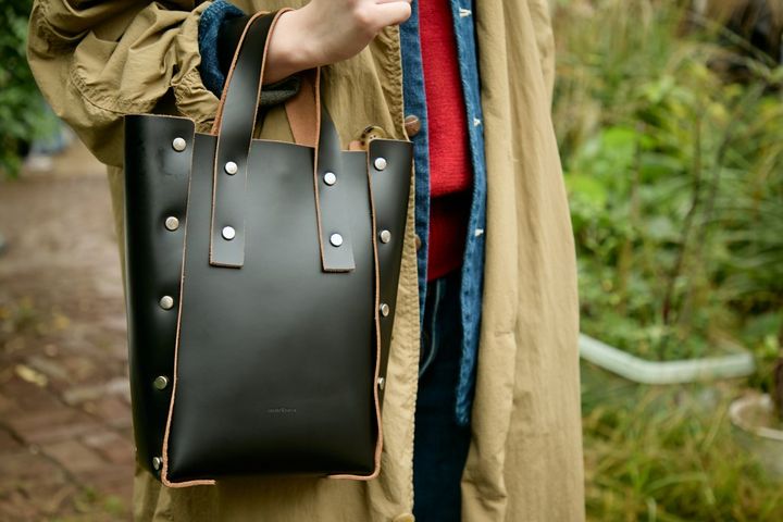 白で魅せるクリーンなムードがいい。”赤ソックス”がいつもの着こなしをアップデート【ファッジウィークエンド ファッションスナップ】