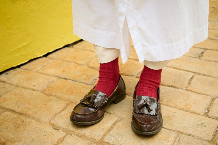 白で魅せるクリーンなムードがいい。”赤ソックス”がいつもの着こなしをアップデート【ファッジウィークエンド ファッションスナップ】