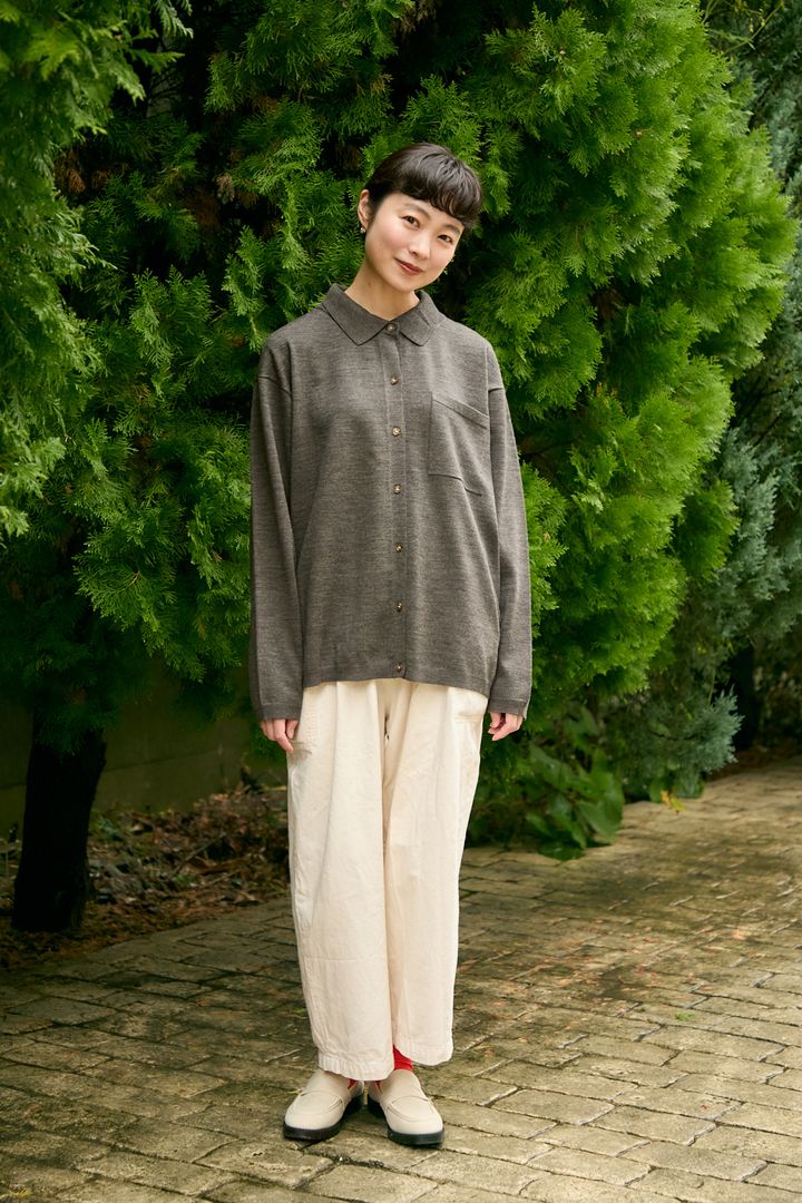 白で魅せるクリーンなムードがいい。”赤ソックス”がいつもの着こなしをアップデート【ファッジウィークエンド ファッションスナップ】