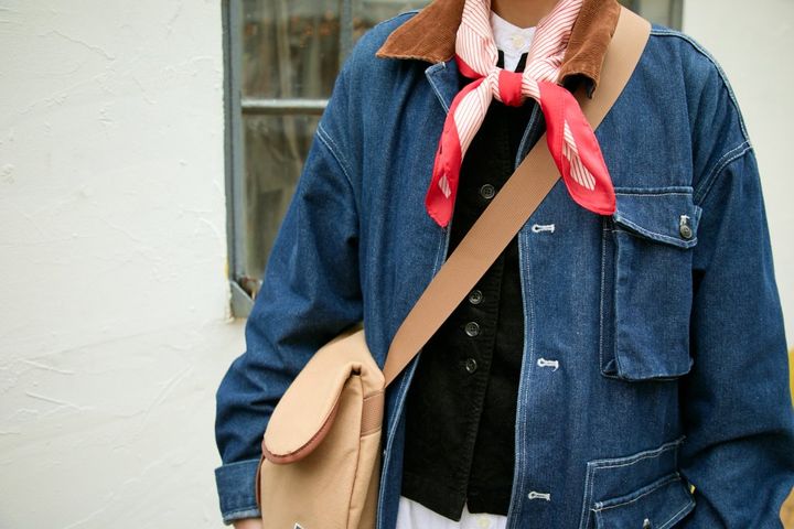 白で魅せるクリーンなムードがいい。”赤ソックス”がいつもの着こなしをアップデート【ファッジウィークエンド ファッションスナップ】