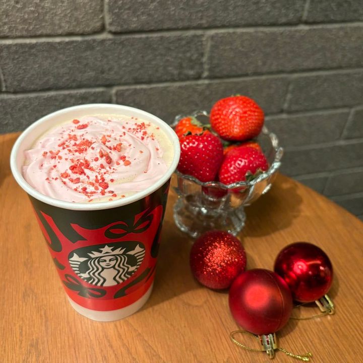 ストロベリー ムース＆ジョイフルメドレー ティー ラテ（Iced / Hot）