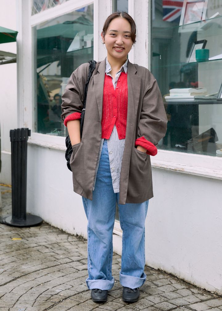 ジャケットでカジュアルを引き締めて“きちんと感”をプラス【ファッジウィークエンド ファッションスナップ】