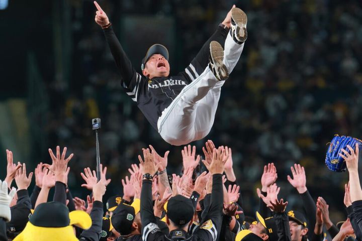 プロ野球・ソフトバンクが阪神を破り、2020年以来5年ぶり12度目の日本一に輝いた30日、芸能界の鷹党も喜びを爆発させました。