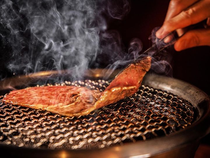 代官山『代官山 焼肉かねこ』のお肉を焼いている様子