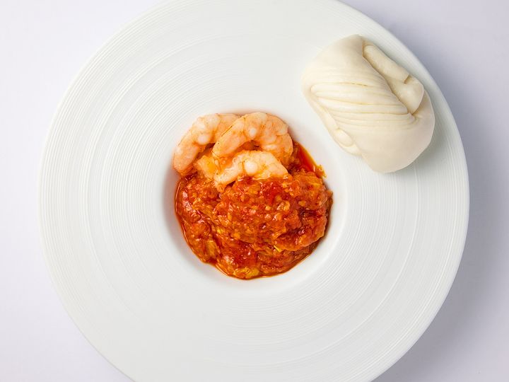 外苑前『礼華 青鸞居』の「海老のチリソース煮込み 花巻添え」