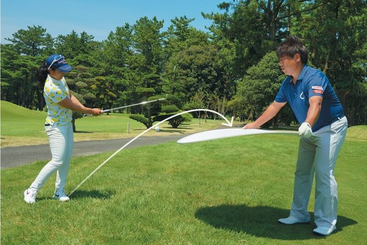 アプローチは左手首の角度が超重要！女子プロが実践するミスが出ない打ち方は…