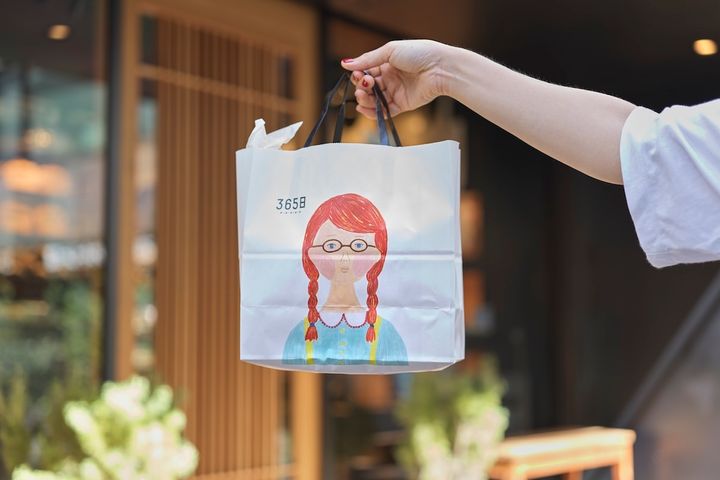 かわいいイラストが描かれた「365日」の「紙袋」77円（小）