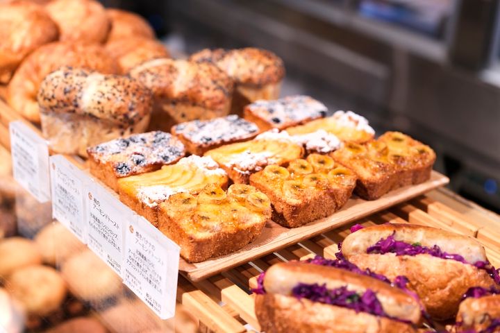 棚に並ぶ「365日」のパン