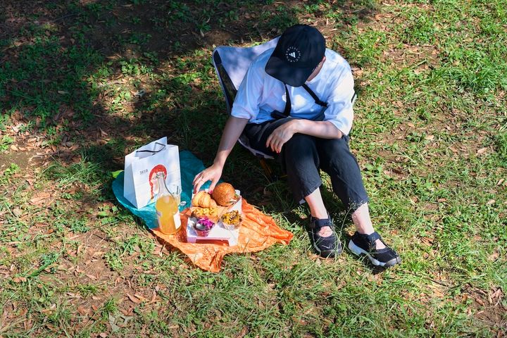 パンを食べるところ