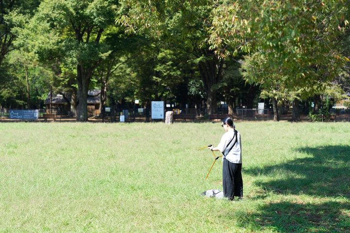 アウトドアチェアを組み立てる様子
