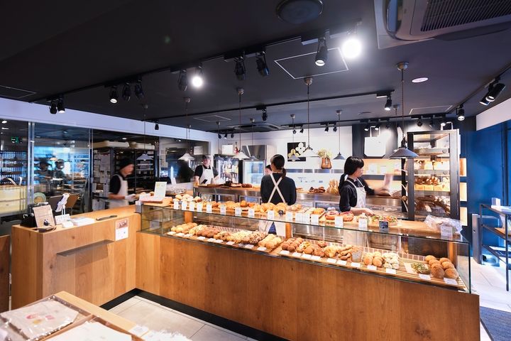 コの字型の棚にパンがずらり。スタッフとの距離が近く、気になるパンのことも気軽に聞ける