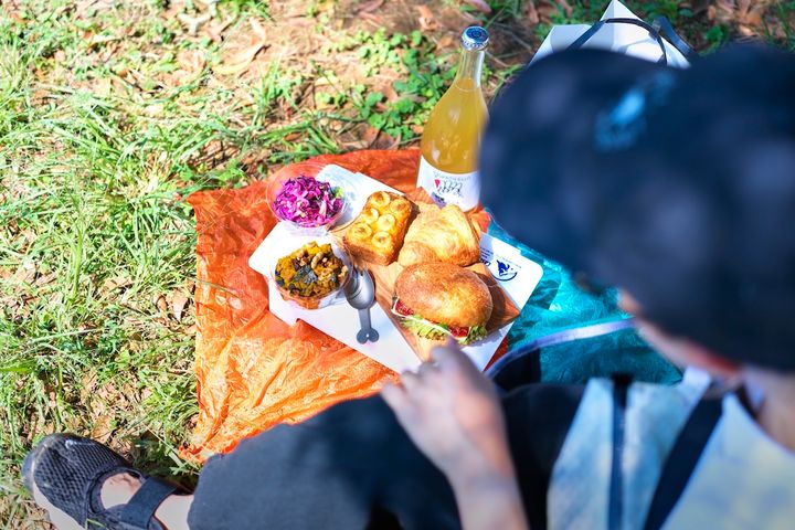 テーブルに「365日」のパンを並べ眺めている