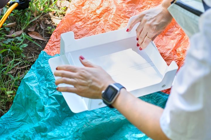 軽量素材のミニテーブルは、マジックテープで留めるだけの簡単仕様