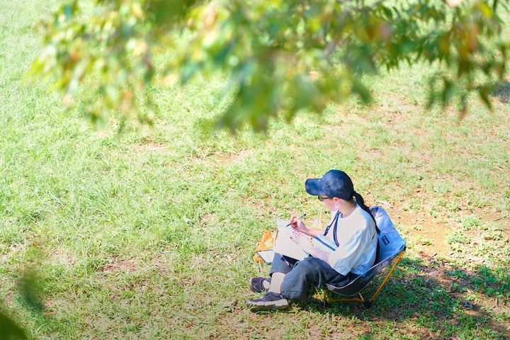 低めのチェアなら、ノートを広げて書き物をするのにも快適