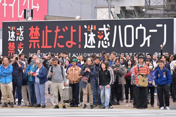 渋谷スクランブル交差点付近に集まる外国人観光客（2025年10月24日、東京都渋谷区、時事通信フォト）