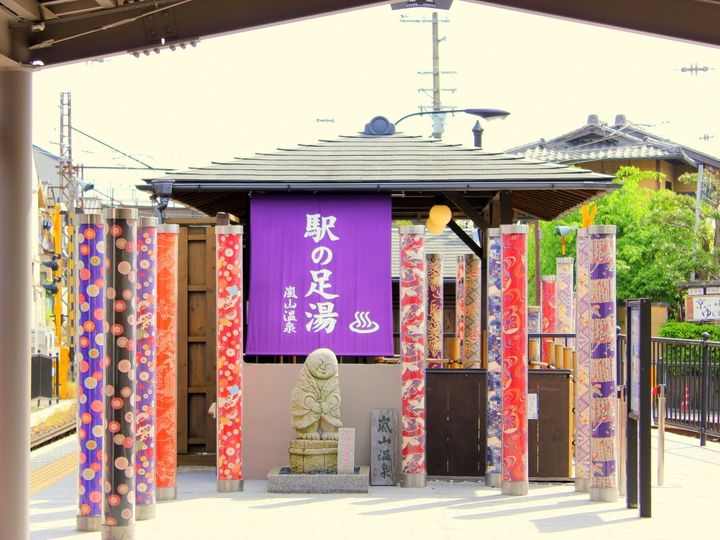 嵐山温泉は、古都・京都の代表的な観光地「嵐山」の桂川（かつらがわ）沿いに湧く温泉地。観光地としての高い知名度とは裏腹に、温泉地としては比較的穴場感があり、渡月橋や竹林の小径といった絶景に囲まれた静かな環境で温泉を楽しめます。