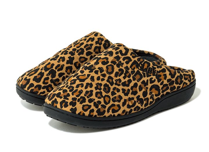 『SUBU』と『bPr BEAMS』のコラボレーションモデルのサンダル。