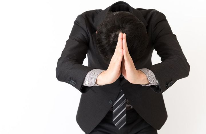 ビジネスマンが謝罪