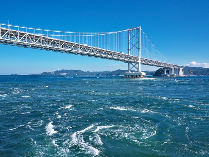 All About ニュース編集部が全国250人を対象に実施した絶景スポットに関するアンケートの調査結果から、秋に行きたいと思う「兵庫県の絶景スポット」ランキングを発表！ 2位「鳴門海峡の渦潮」を抑えた1位は？