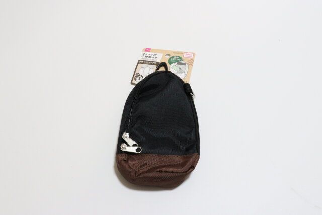 ダイソーのリュック用小物ポーチのパッケージ