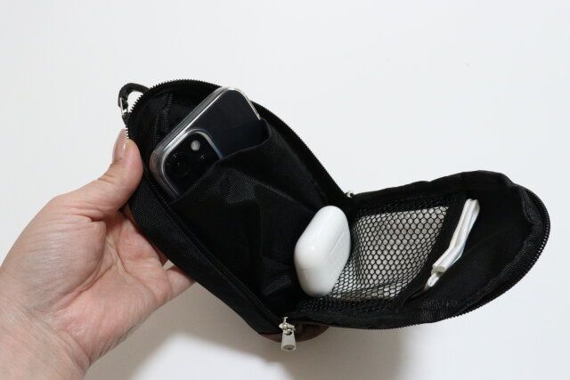 ダイソーのスマホとワイヤレスイヤホンが入るリュック用小物ポーチ
