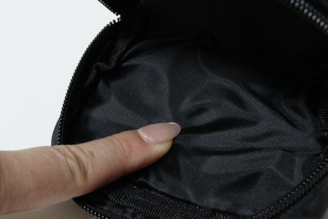 ダイソーの小物入れポーチは硬めのクッションが入っている