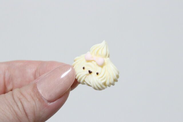 ダイソーの絞り出しクッキー犬風デコパーツ（パープル）