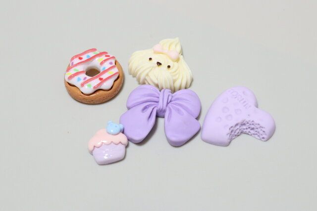 ダイソーのデコパーツ（パープル）のビジュアル