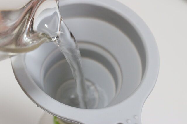 ダイソーのシリコーン折りたたみジョウゴで水を注ぐ