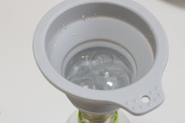 ダイソーのシリコーン折りたたみジョウゴに空気が入る