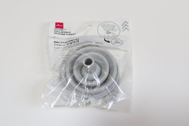 ダイソーのシリコーン折りたたみジョウゴのパッケージ
