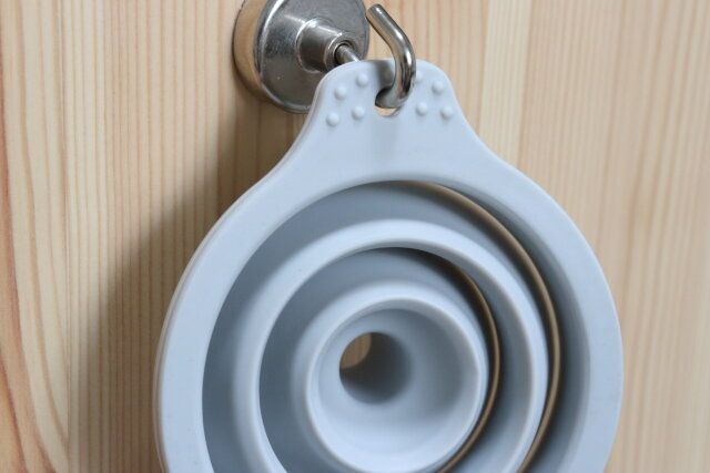 ダイソーのフックに吊るせるシリコーン折りたたみジョウゴ