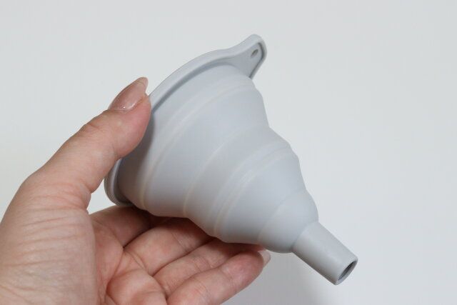 ダイソーのあたたかい液体もいけるシリコーン折りたたみジョウゴ