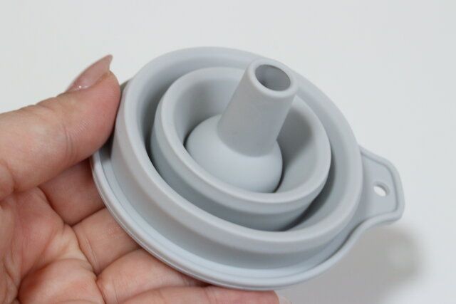 ダイソーの便利なシリコーン折りたたみジョウゴ