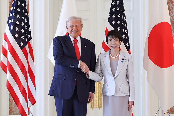 ドナルド・トランプ米大統領（左）を出迎え、握手を交わす高市早苗首相（撮影：2025年10月28日、時事）