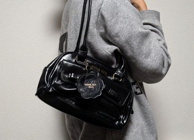ANNASUIボストンバッグ持ったところ