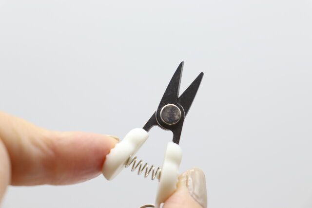 キャンドゥ ストラップ付超ミニハサミ サイズ感