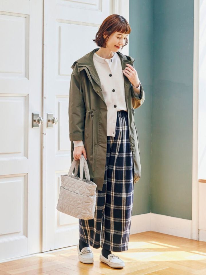 ジャケット¥3,289、ニットカーディガン¥2,420、パンツ¥2,420、バッグ¥2,420（すべてシーズン リーズン バイ リン アンド レッド／しまむら） ソックス、靴、中に着たカットソー（しまむら参考商品）