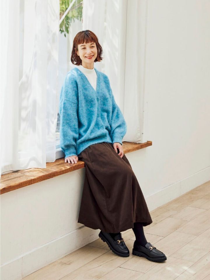 カーディガン¥2,189、スカート¥2,189（すべてシーズン リーズン バイ リン アンド レッド／しまむら） 中に着たカットソー、タイツ、靴（しまむら参考商品）