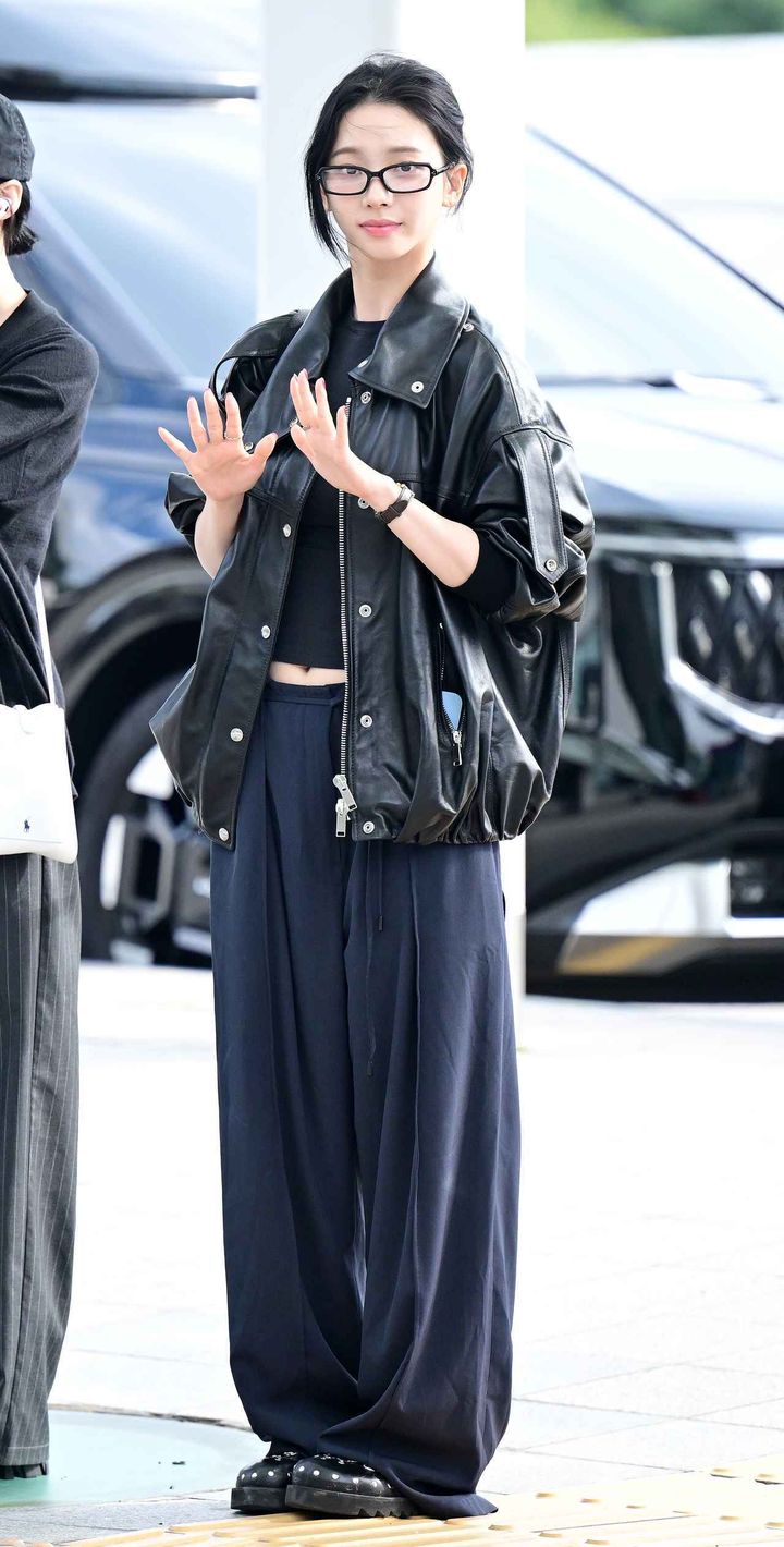 画像: 【aespa カリナ】「脱力系」レザースタイル