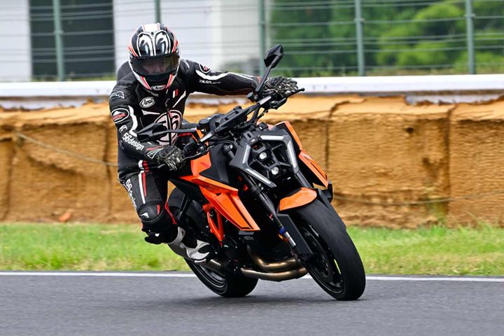 【フロントが沈まないことで前輪の状態が分かりづらい……】「コーナー進入の減速でフロントが沈みづらいと、最初はブレーキが効かない、前輪の感覚が掴めないと感じました。慣れてくるとレバーを強く握れるメリットもありますが、倒し込みの段階ではやはりフロントが高く感じます」と中野さん