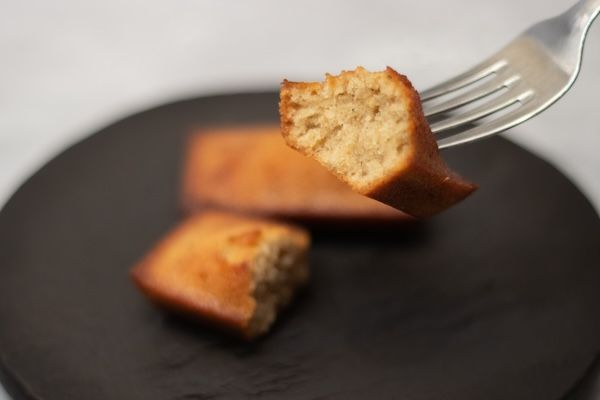 【東京都三鷹市】かまど焼 NIKUYOROZUが牛脂をアップサイクルしたスイーツ「和牛ふぃなんしぇ」を発売